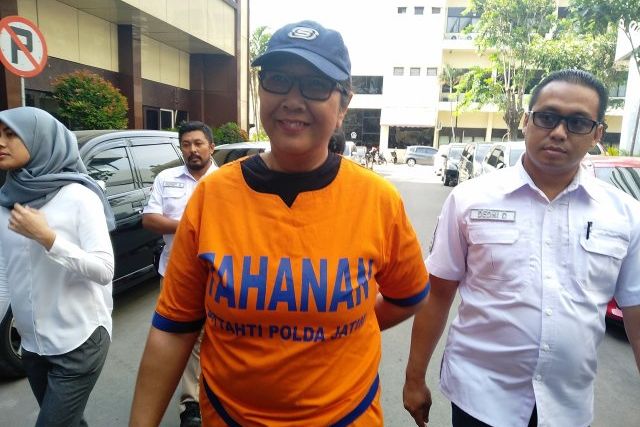 Ekspresi Tersangka Ujaran Kebencian terhadap Mahasiswa Papua Saat Akan Ditahan