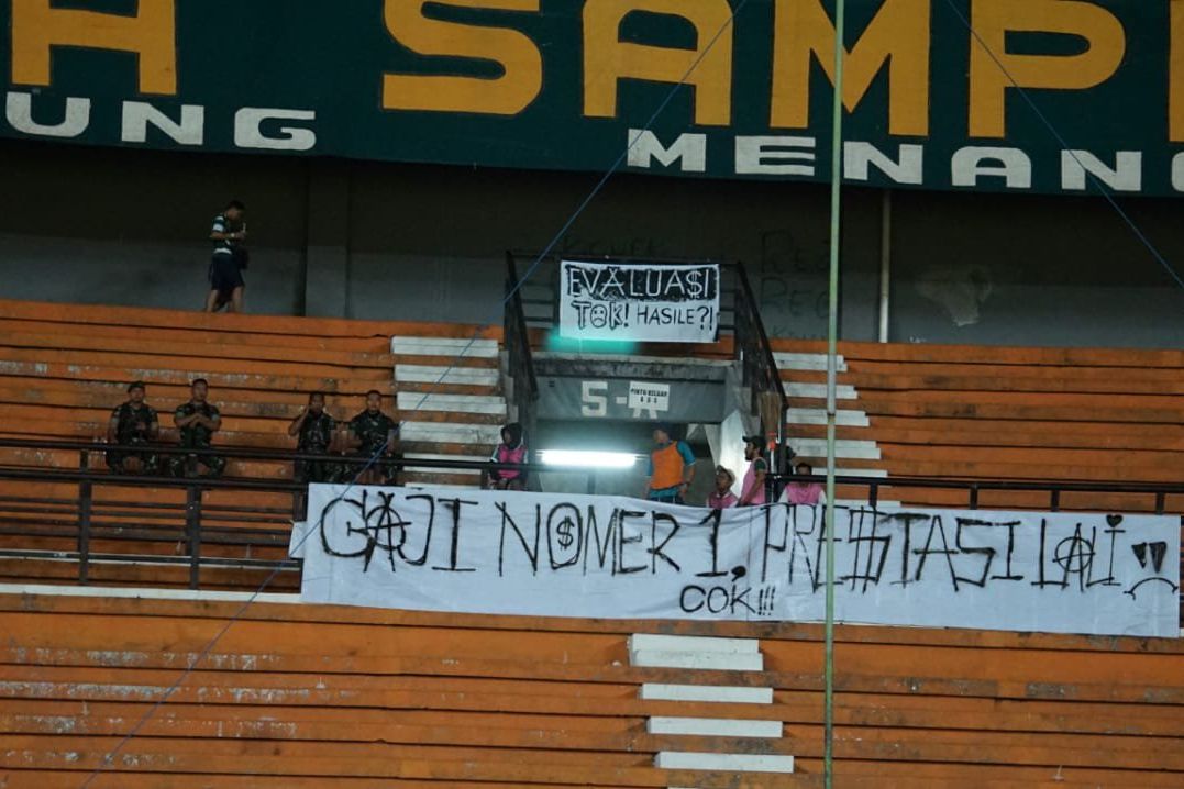 Bonek Kosongkan Tribun <em>Green North </em>Sejak Menit 10