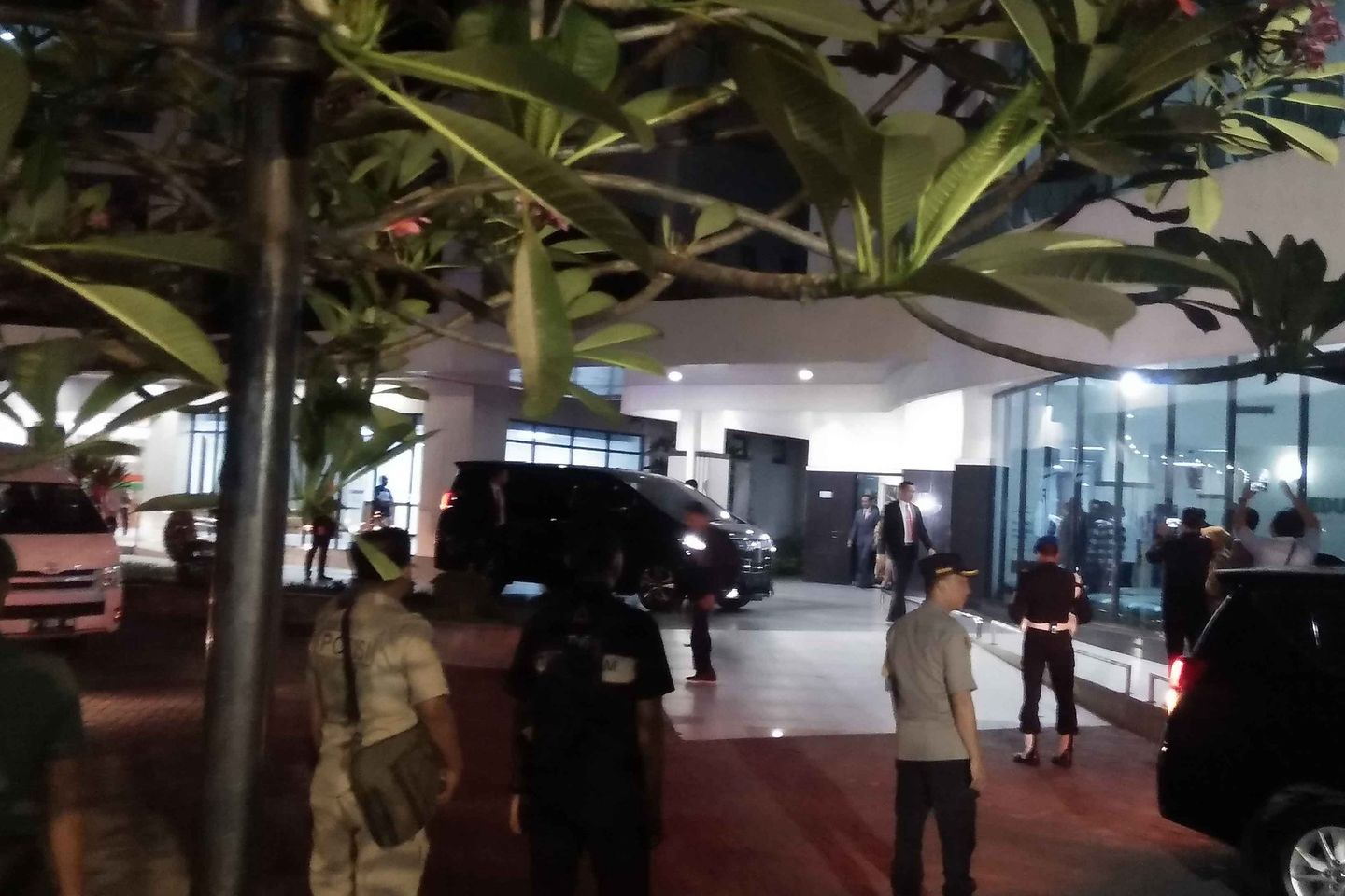 Usai Hadiri Resepsi Pernikahan Patimasang, Presiden Jenguk Risma 