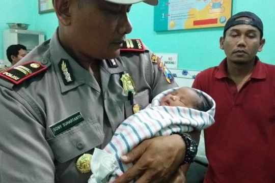 Mahasiswi Temukan Bayi di Depan Rumah Bidan di Blitar