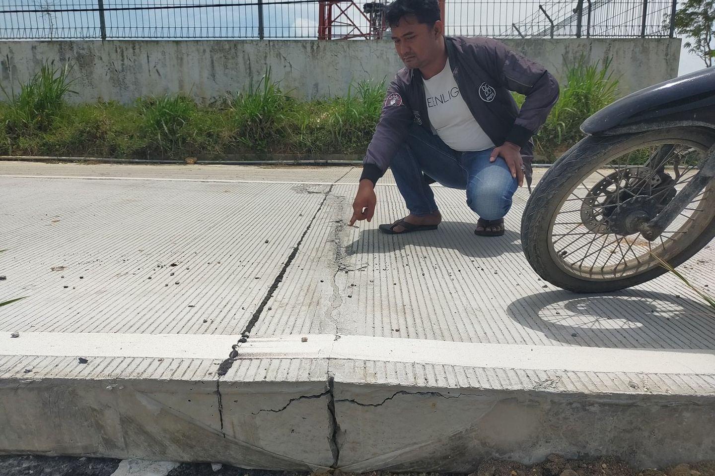 Baru Dua Bulan, Proyek Jalan Cor Beton Rp13,9 Miliar di Sampang Retak 
