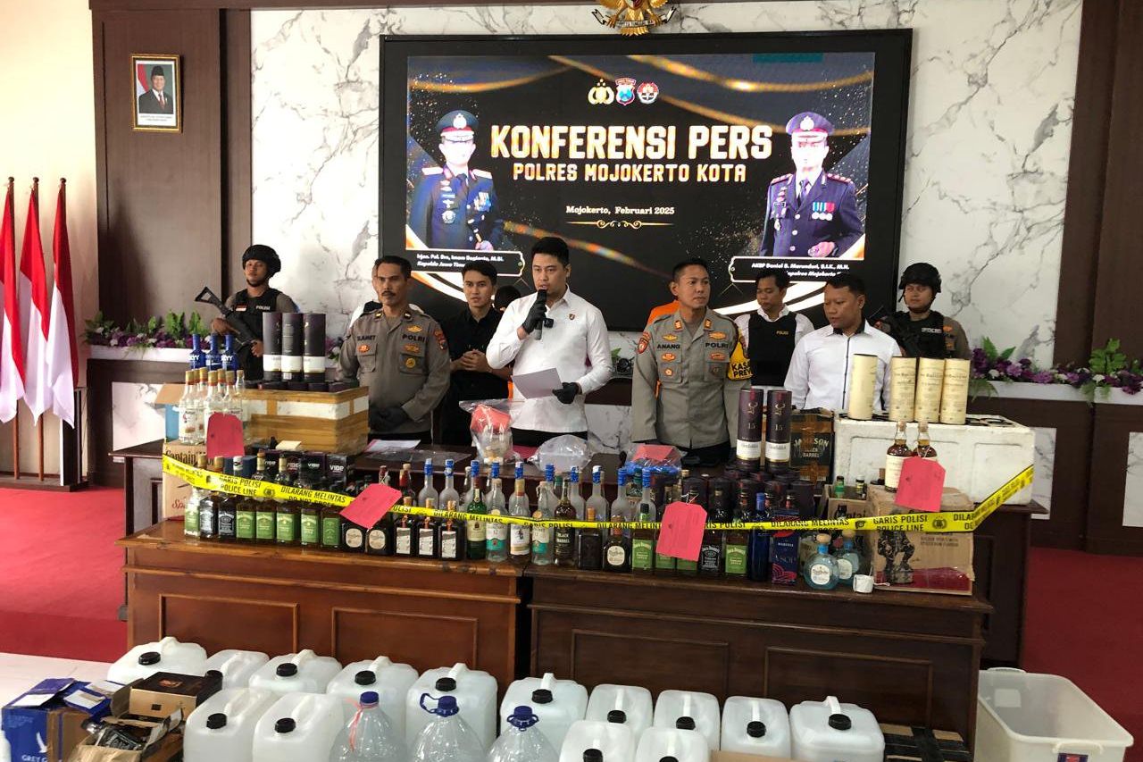 Pasutri di Mojokerto Palsukan Miras Impor Ilegal, Polisi Sita Ratusan Botol