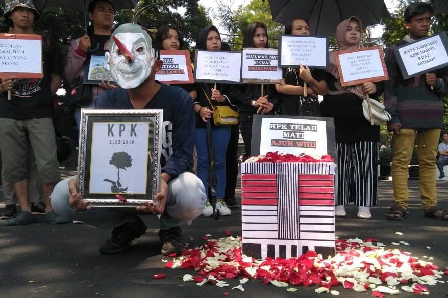 Tolak UU KPK, Aliansi Masyarakat Anti Korupsi Malang Tabur Bunga