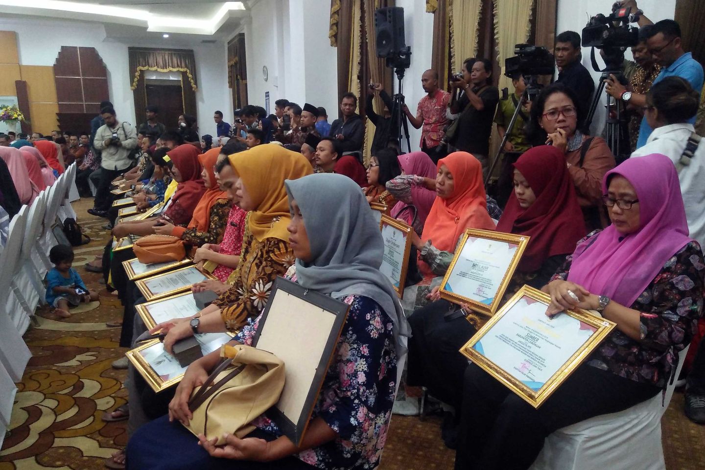 Khofifah Serahkan Santunan ke Keluarga Petugas Pemilu yang Meninggal 