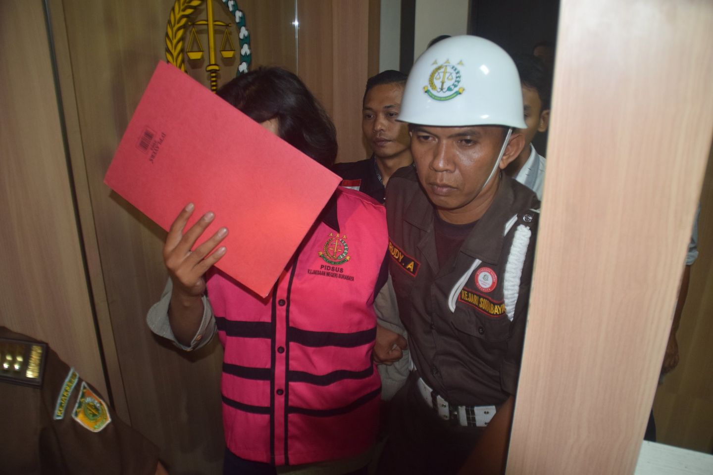 Kejari Surabaya Tahan Debitur Kredit Fiktif