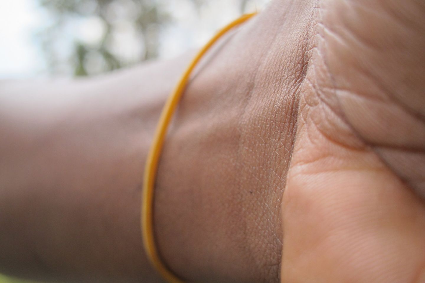 Bahaya Menggunakan Kucir Rambut untuk Gelang Tangan
