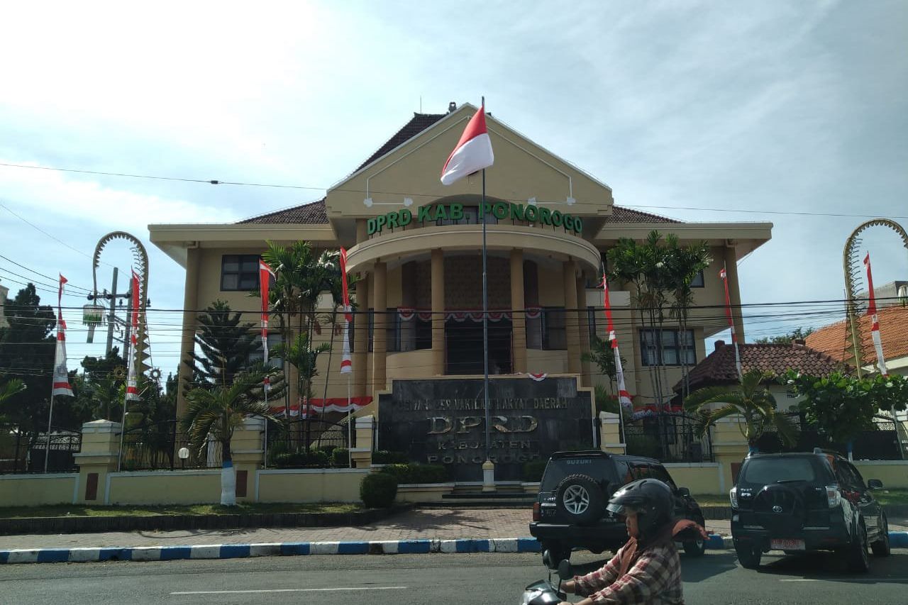 BPK Larang Pin Emas, DPRD Ponorogo Pilih Pakai Kuningan
