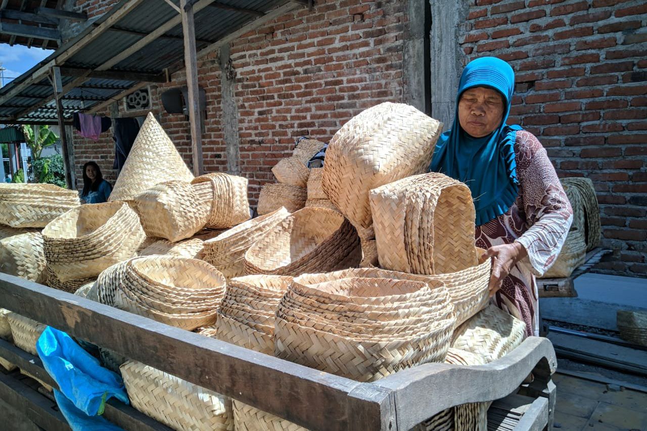 DLH Ponorogo Imbau Gunakan <em>Besek</em> sebagai Pembungkus Daging Kurban
