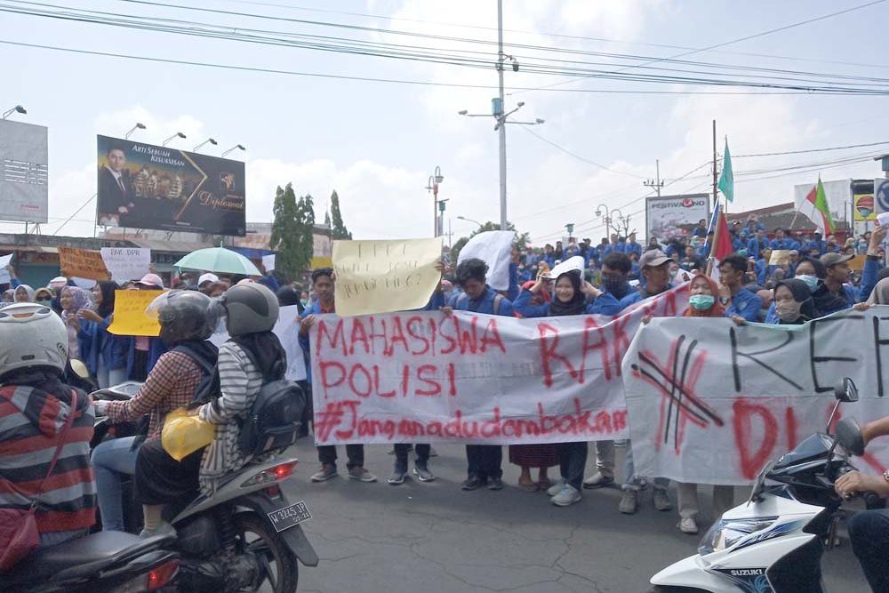 Ratusan Massa Dimotori BEM UMJ Tagih Janji DPRD Jember