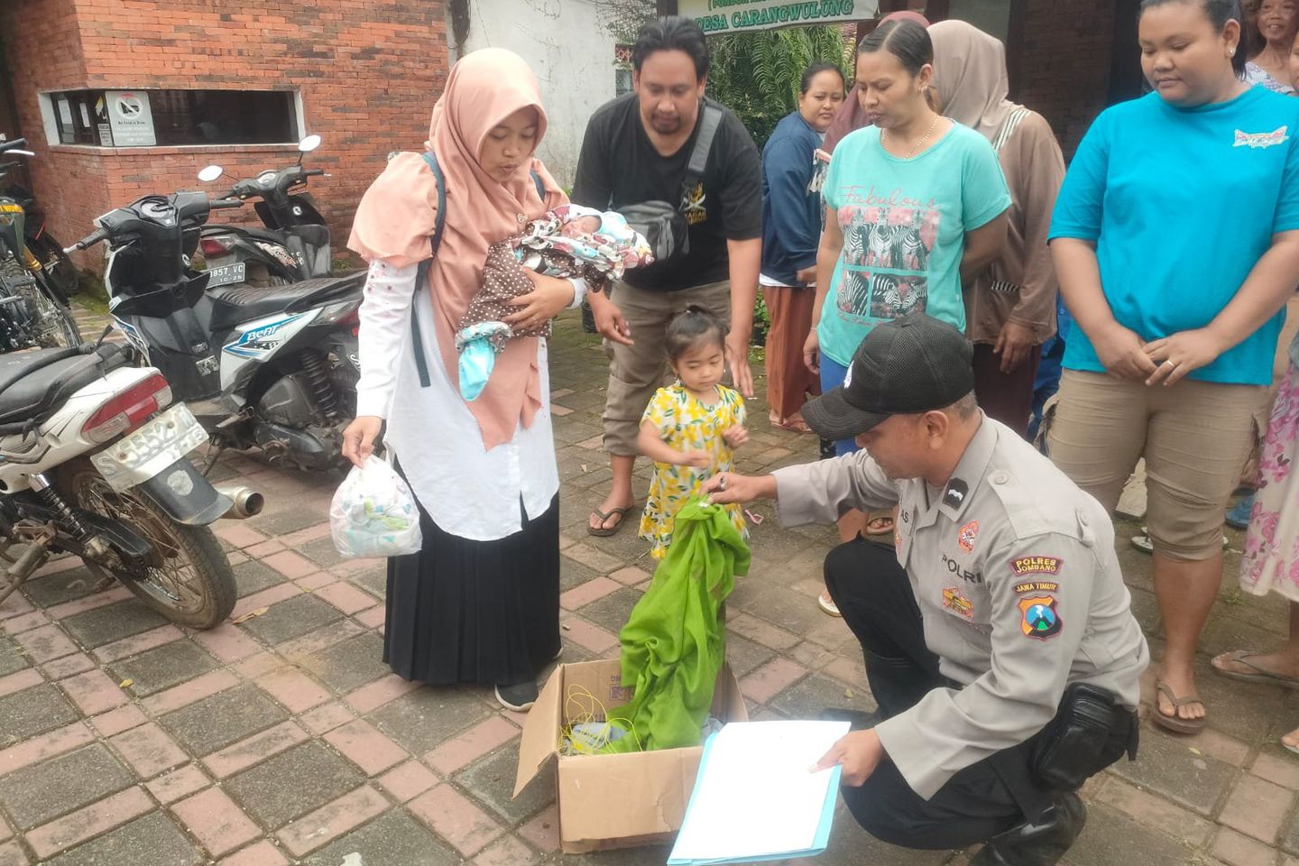 Warga Wonosalam Jombang Digegerkan Bayi Laki-Laki dalam Kardus