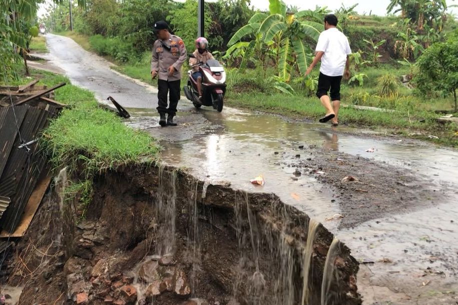 Hujan Deras, Jalan Penghubung Dua Dusun di Mojokerto Amblas