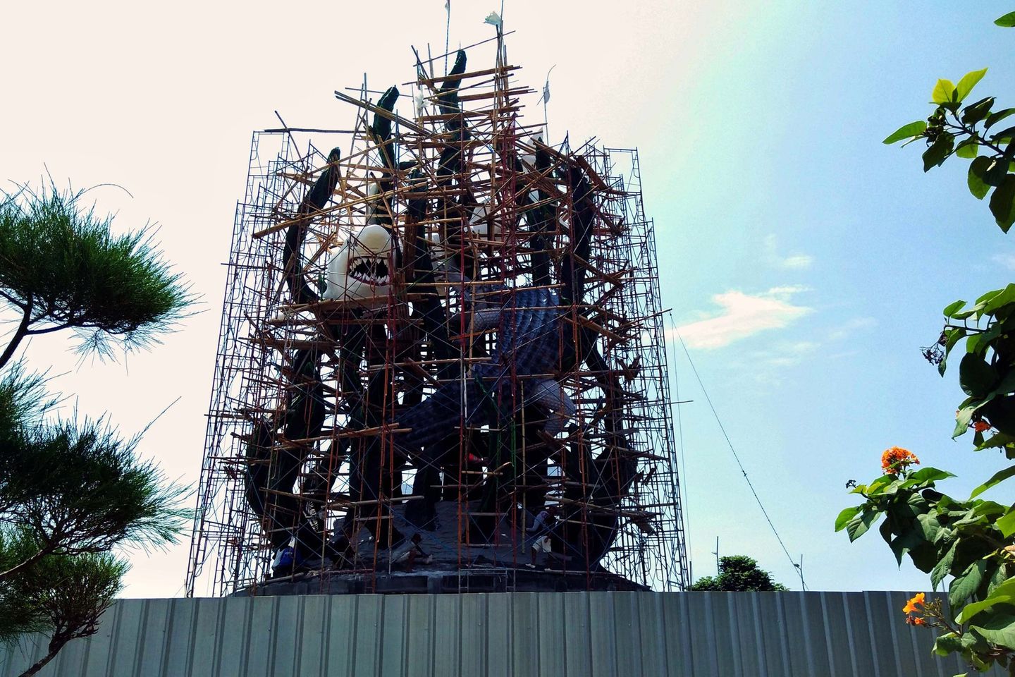 Patung Suro dan Boyo di Kenjeran Tinggal <em>Finishing</em>