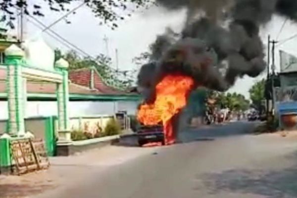 Minibus Pengangkut BBM di Probolinggo Terbakar