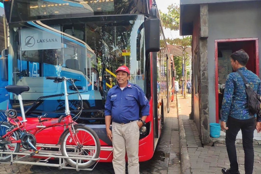 Suroboyo Bus Kini Dilengkapi Rak "Parkir" Sepeda