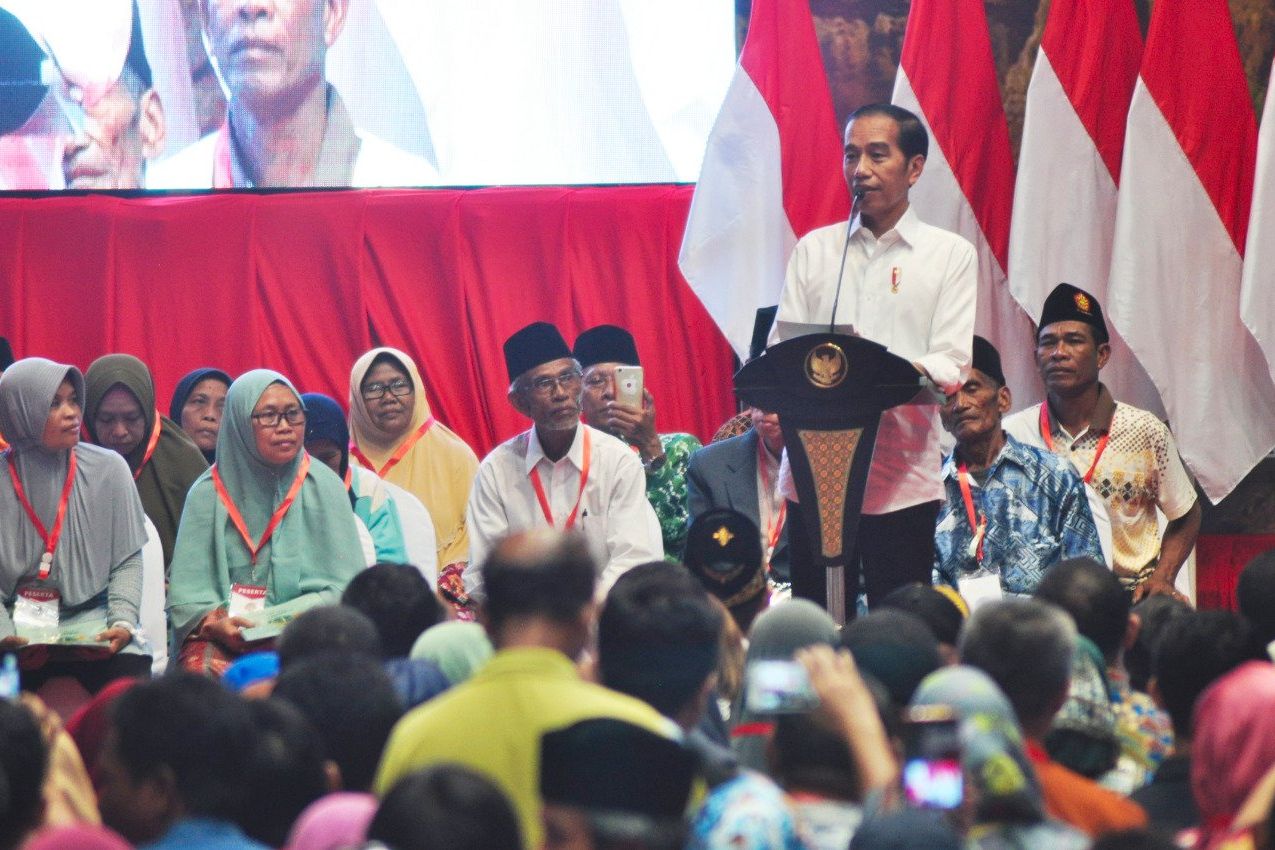 Di Gresik Jokowi Minta Sertifikat Tanah Tak Gampang "Disekolahkan"