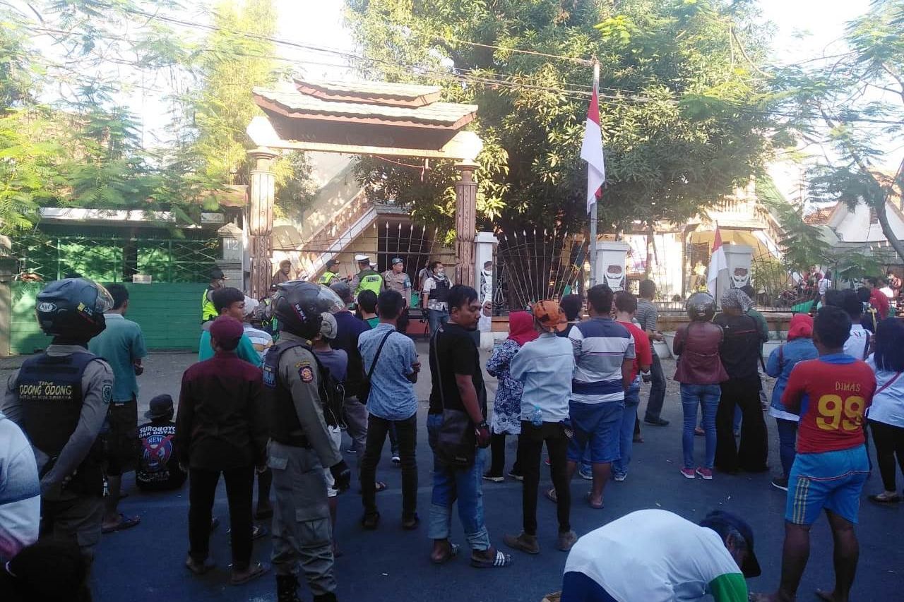 Polisi Angkut 20 Mahasiswa Papua dengan Dua Truk 
