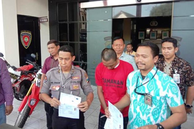 Polrestabes Surabaya Ungkap Penipu Jasa Pembuatan SIM Palsu