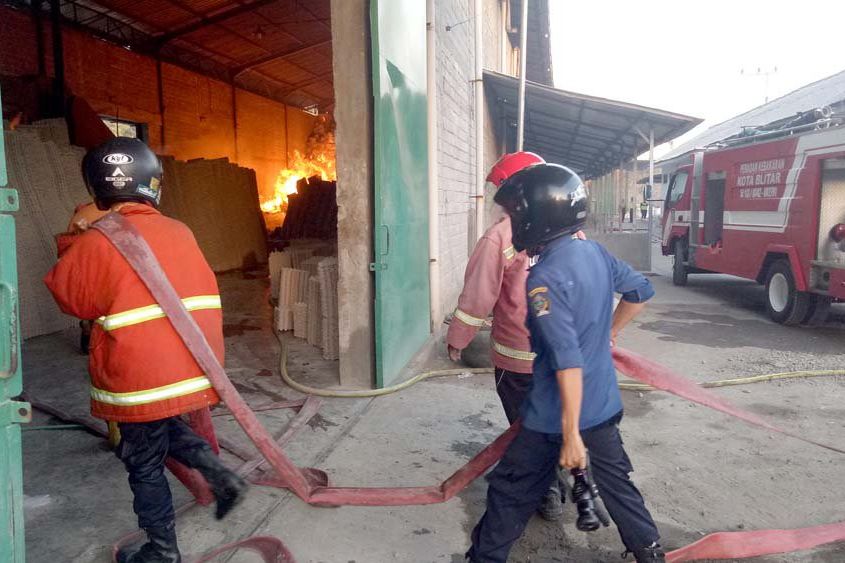 Pabrik Pembuatan <em>Egg Tray</em> Blitar Ludes Terbakar
