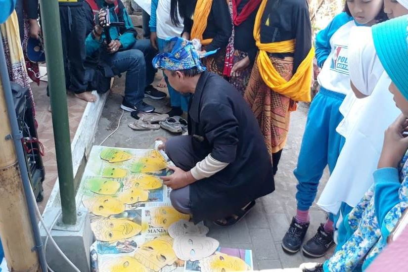 Kaum Milenial Dikenalkan Pembuatan Topeng Malangan