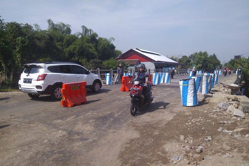 Perbaikan Jembatan Ambles, Akses Truk di Caruban Dialihkan Lagi