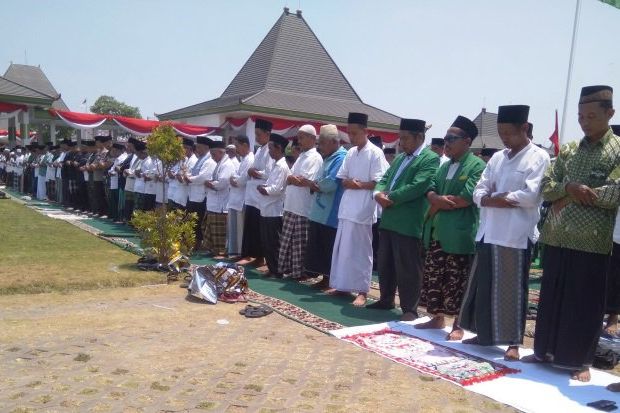 Santri dan Forkopimda Salat Istisqa dalam Peringatan Hari Santri di Madiun