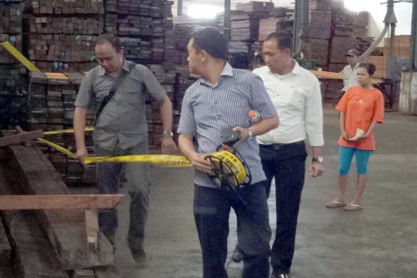 Karyawan Pengolahan Kayu Tewas Terjepit Mesin Press