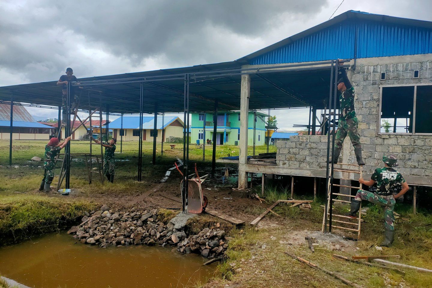Satgas Yonif 503/Mayangkara Rampungkan Pembangunan Gereja di Nduga Papua Pegunungan