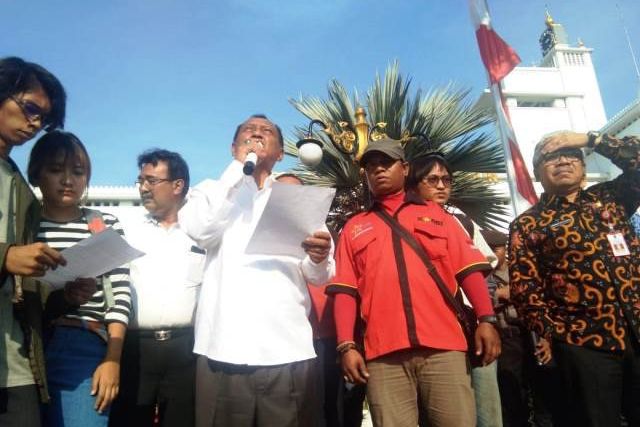 Pemprov Jatim Janji Sampaikan Sepuluh Tuntutan Massa ke Presiden