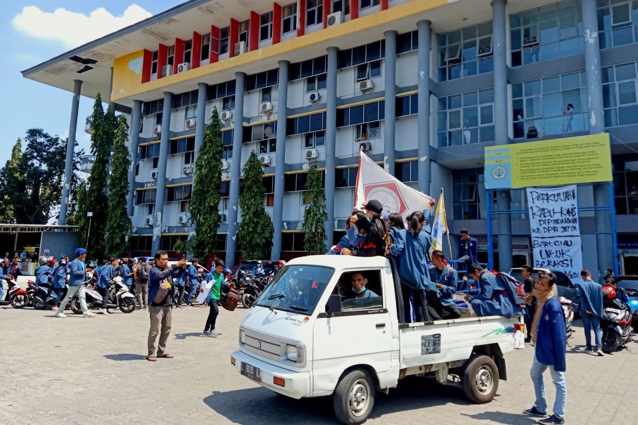 Unitomo, Untag, dan AWS Gelar Aksi Mahasiswa