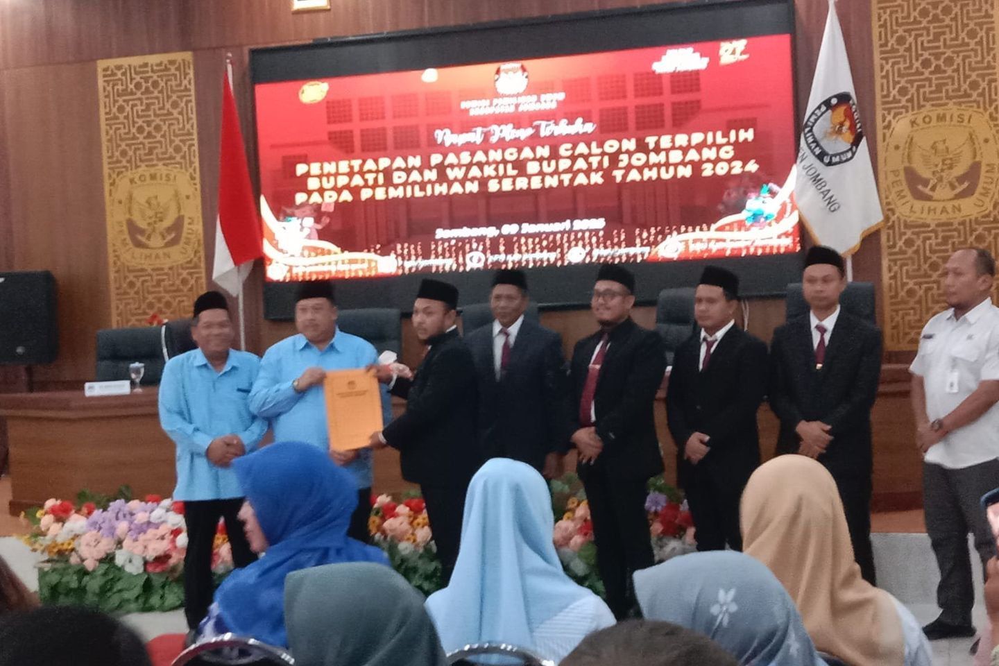 KPU Jombang Tetapkan Warsubi-Salman Bupati dan Wabup Terpilih, Janjikan Seragam Sekolah Gratis