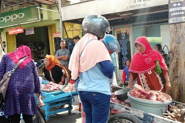 Di Gresik, Sebagian Warga Berburu Daging Kurban untuk Dijual