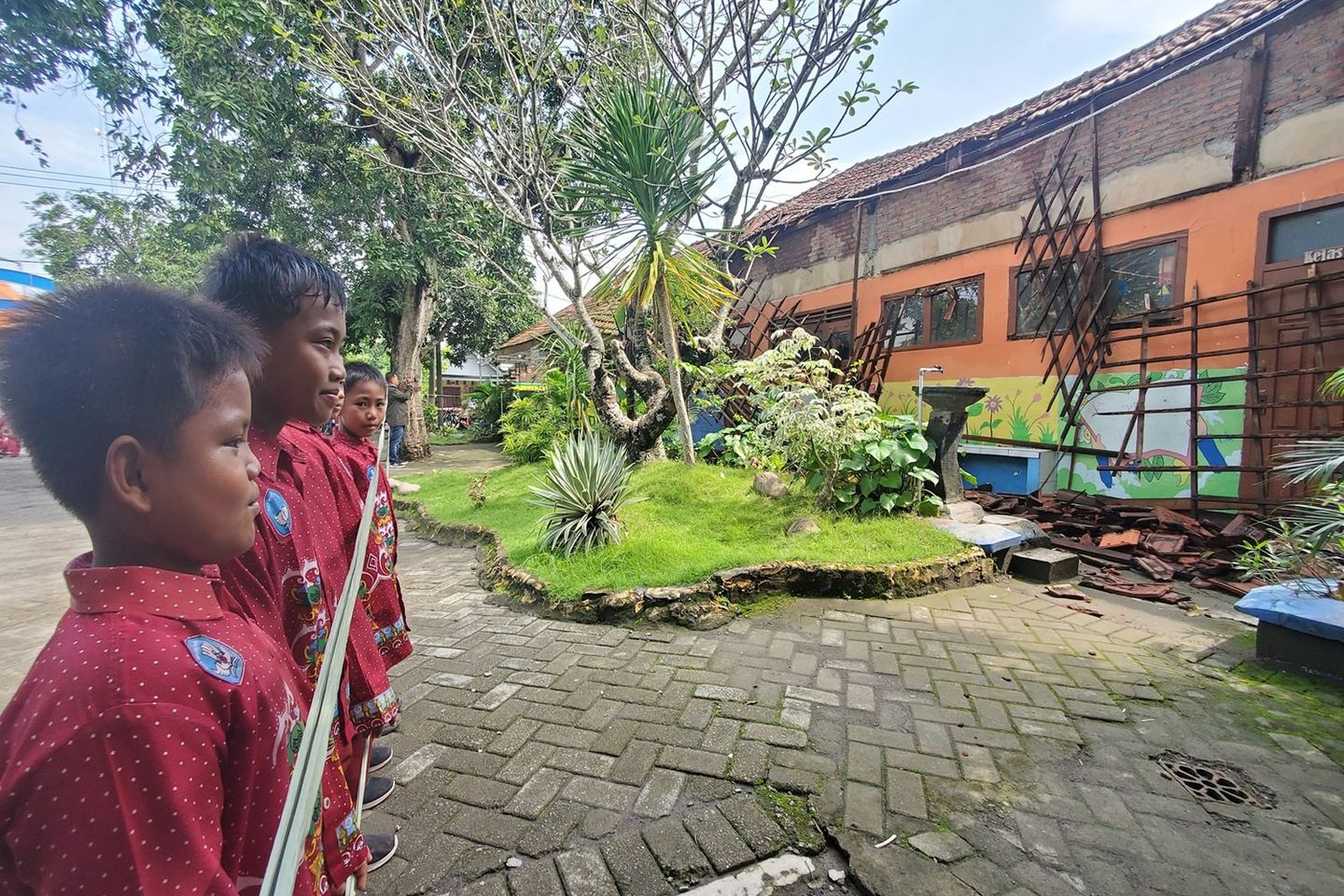 Rusak Lama, Atap Tiga Ruang Kelas SDN Gunungan Dawarblandong Mojokerto Ambruk 