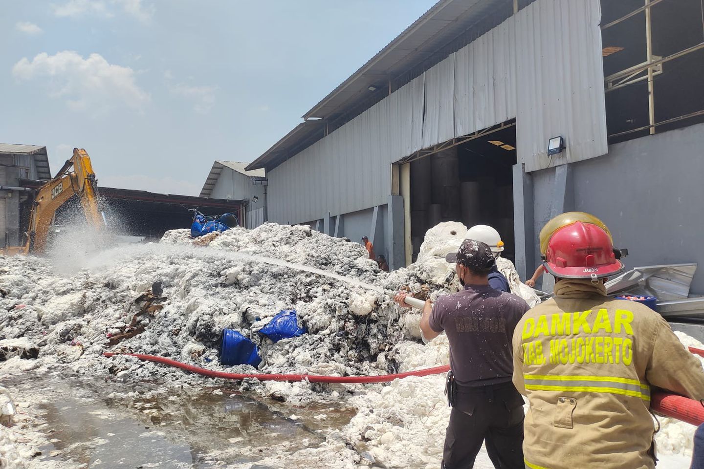 Gudang Pabrik Tisu di Mojokerto Terbakar, 8 Unit Damkar Dikerahkan