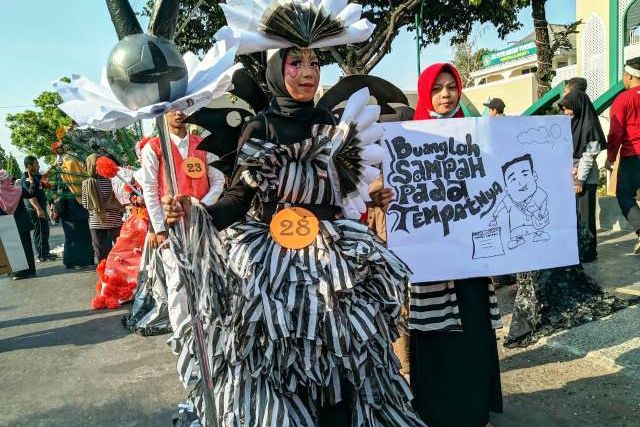 Prihatin Soal Sampah, Mahasiswa Insuri Gelar <em>Recycle Street Fashion Show</em>