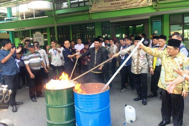 PPIH Debarkasi Surabaya Musnahkan Ribuan Jamu dan Obat