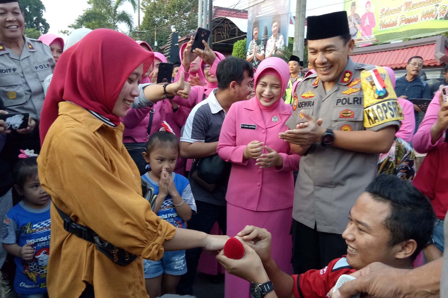 Pemuda Ini Melamar Kekasihnya di Depan Mapolres Blitar 