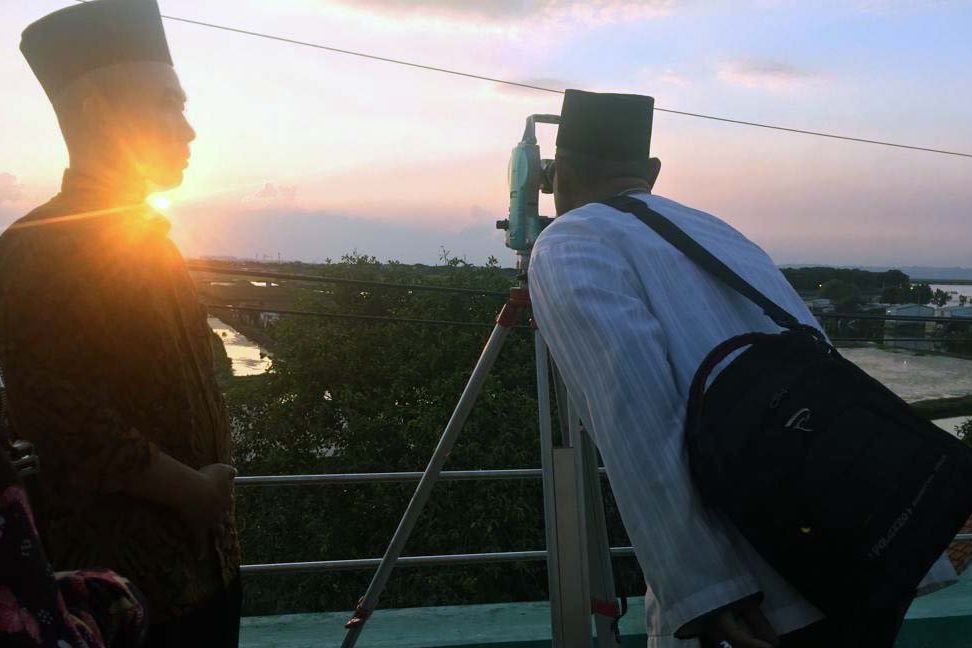 Di Surabaya Tertutup Mendung, Gresik dan Madura Terlihat