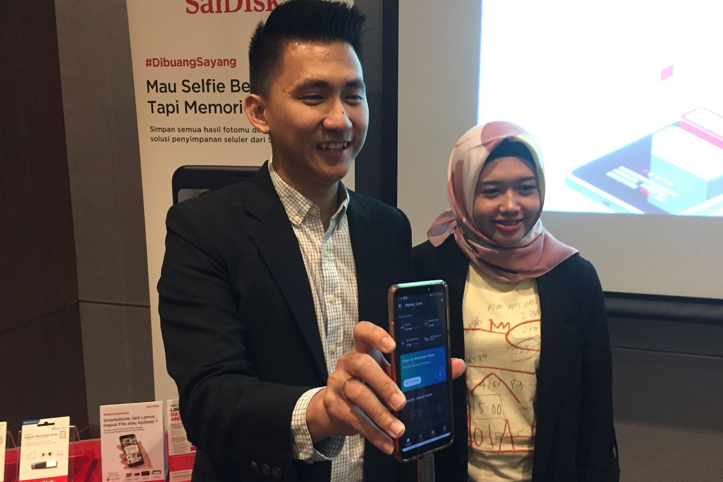 87 Persen Pengguna <em>Smartphone </em>Memanfaatkan Gawainya untuk Album Foto
