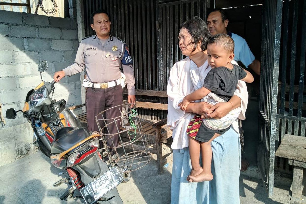 Cerita di Balik Bocah Viral dalam Keranjang Motor