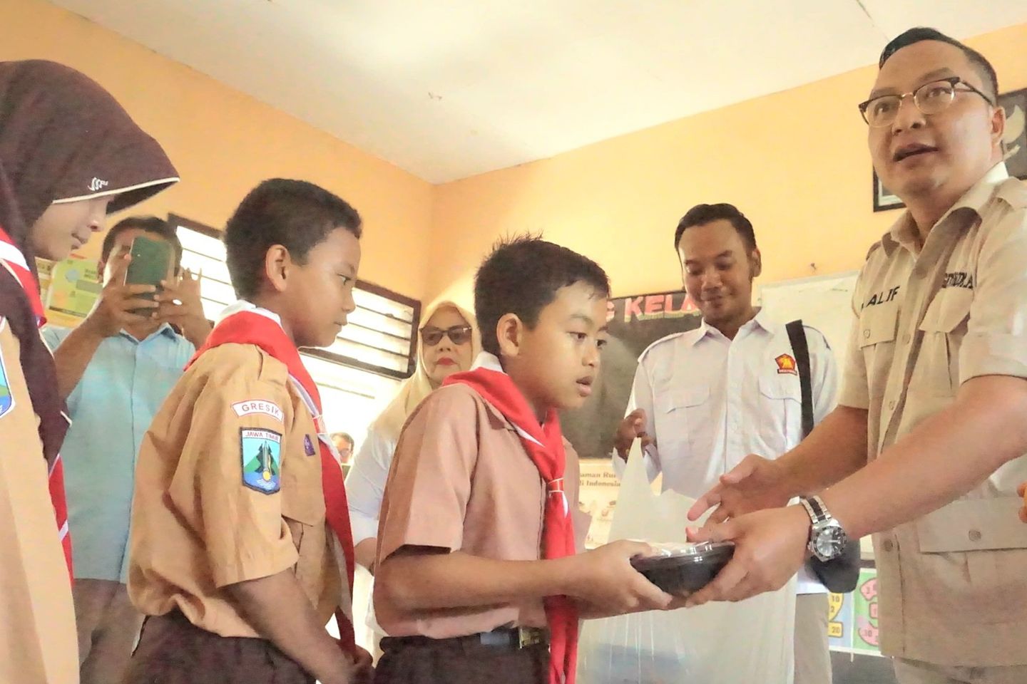 HUT Gerindra, Partai Gerindra Gresik Uji Coba Makan Bergizi Gratis di Sekolah dan Pesantren