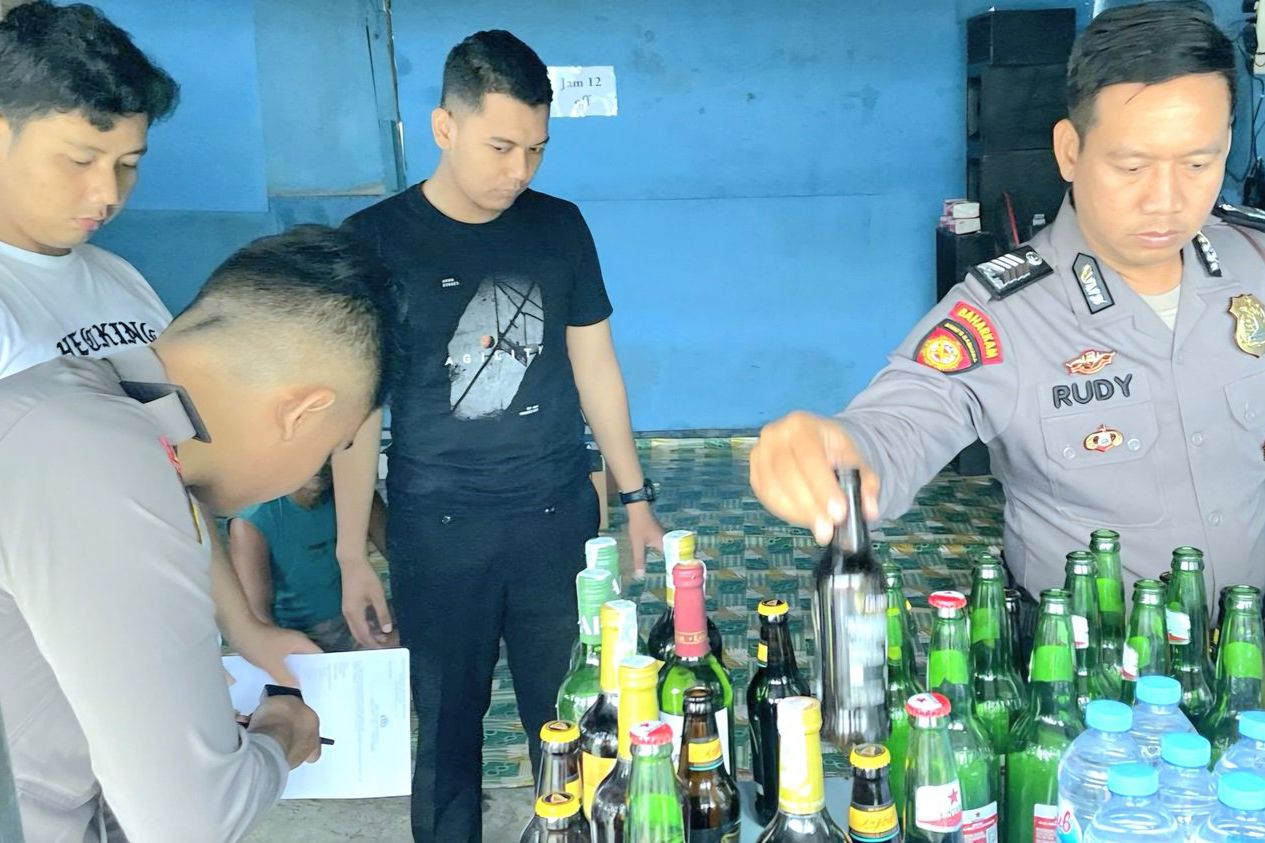 Samapta Polres Gresik Gelar Razia, Sita Ratusan Botol Miras Berbagai Merek