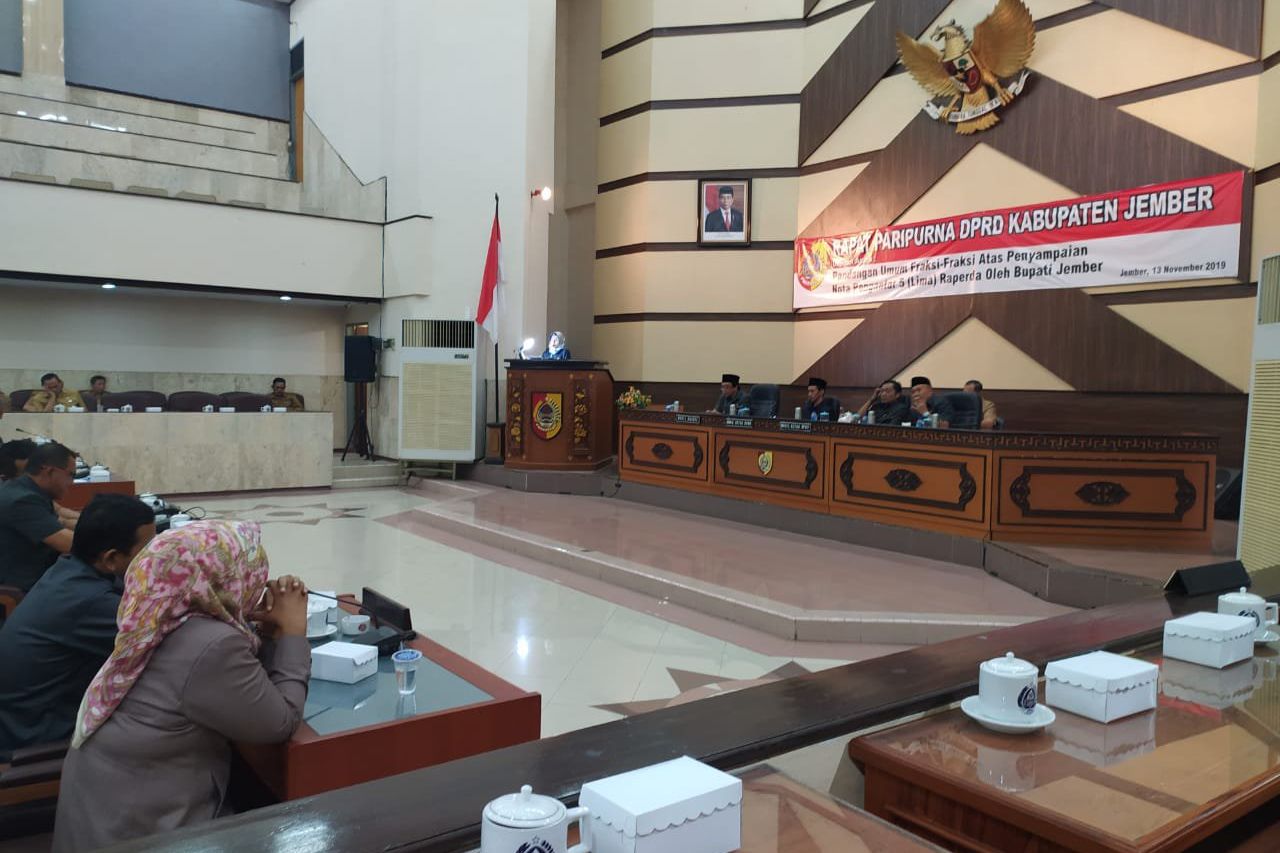 Dukung Hak Interpelasi, Fraksi PDIP Jember Nyanyikan "Bongkar" Saat Sidang