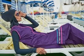 Dilarang Renang Pakai <em>Burkini</em>, Perempuan Muslim Prancis Lakukan Aksi Damai
