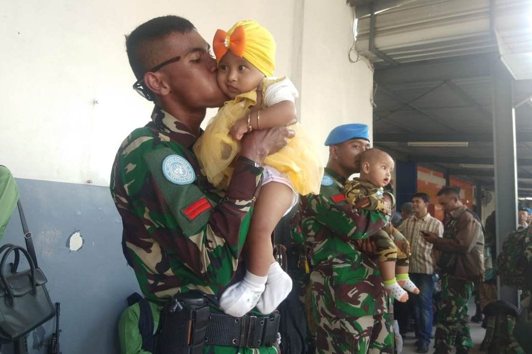 Berangkat ke Kongo, Keluarga Yonif Para Raider 503 Mojokerto Melepas dengan Haru 
