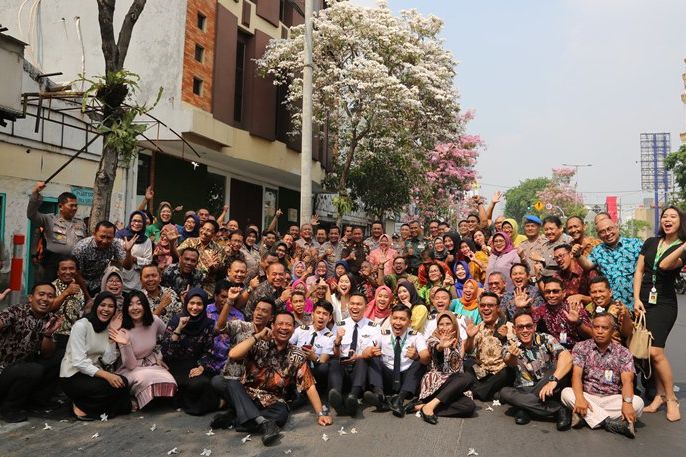 Risma Abadikan Bunga Tabebuya di Hari Ulang Tahunnya