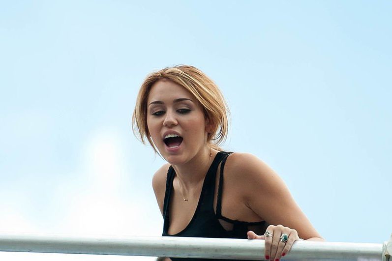 Tampil di Woodstock, Miley Cyrus Bikin Status di Instagram