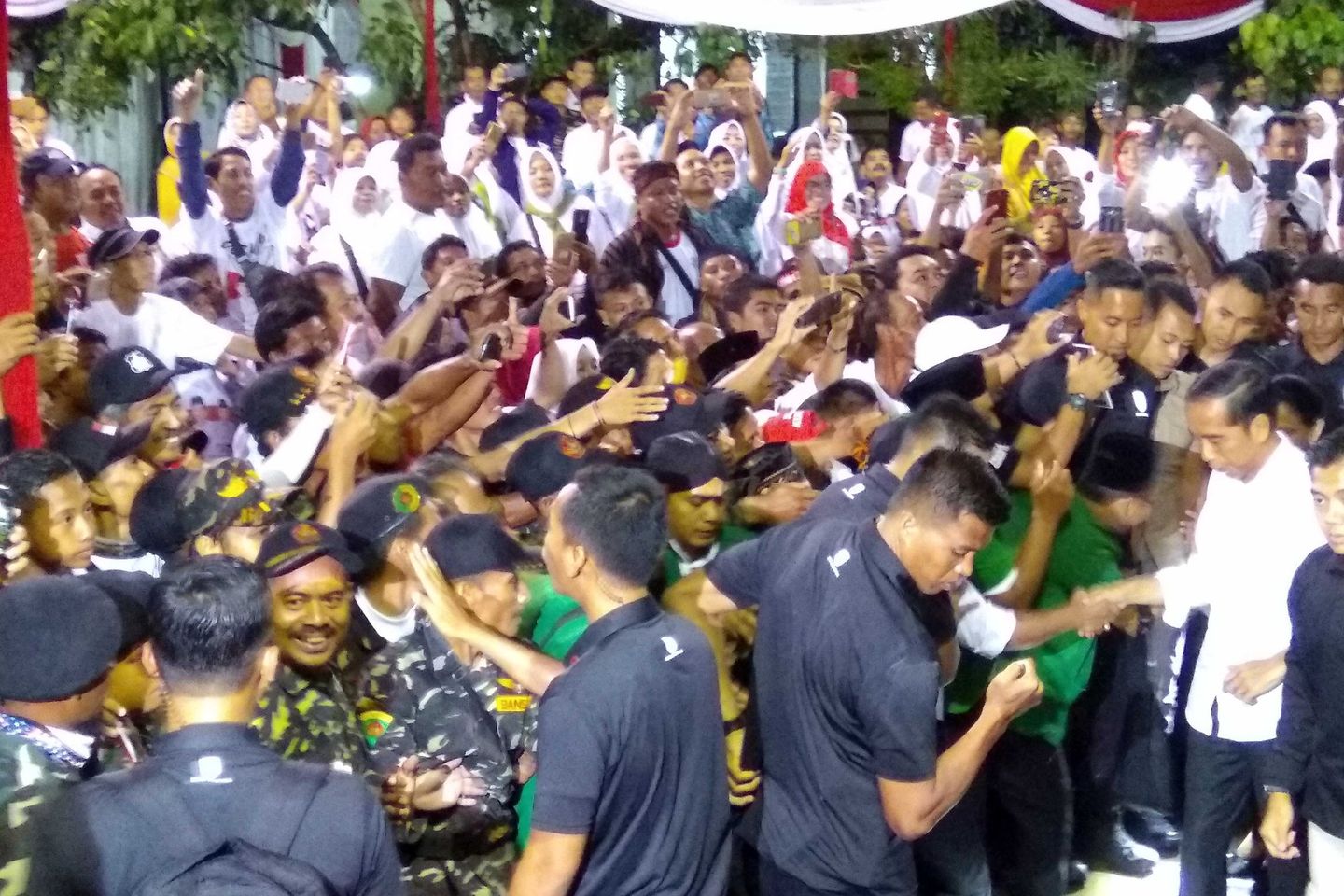 Hujan, Jokowi Tak Dicegat Banyak Warga Saat di Ngawi