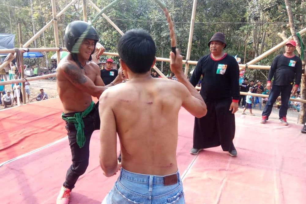 Meminta Hujan, Warga Blitar Gelar Seni Tiban
