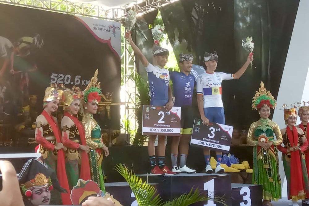 Menang Etape Dua Tour de Ijen, Aiman Persembahkan untuk Sahabat Pebalapnya