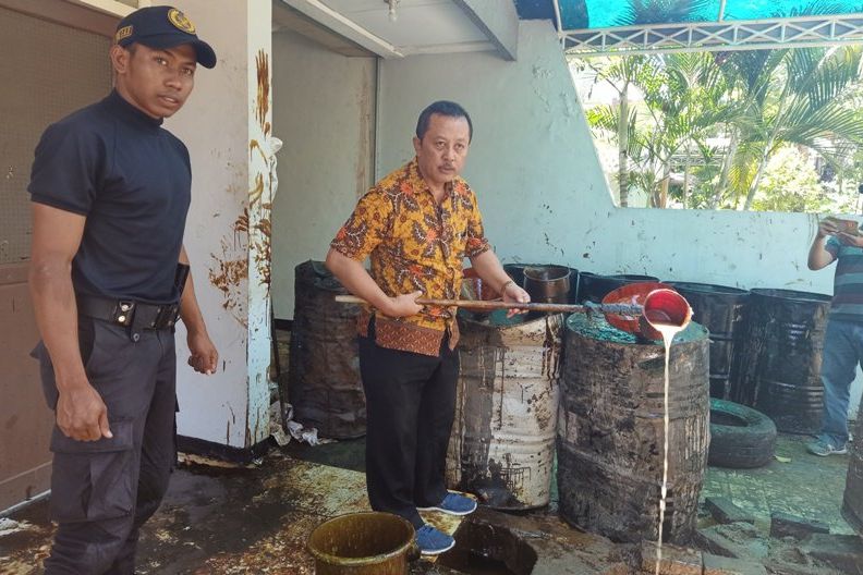 Risma Imbau DLH dan Linmas Belajar Suling Minyak di Kutisari